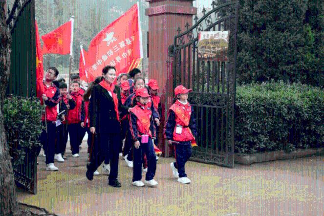 市林业局赴吉岭村开展“学思想强党性 帮镇扶村促振兴”主题党日活动